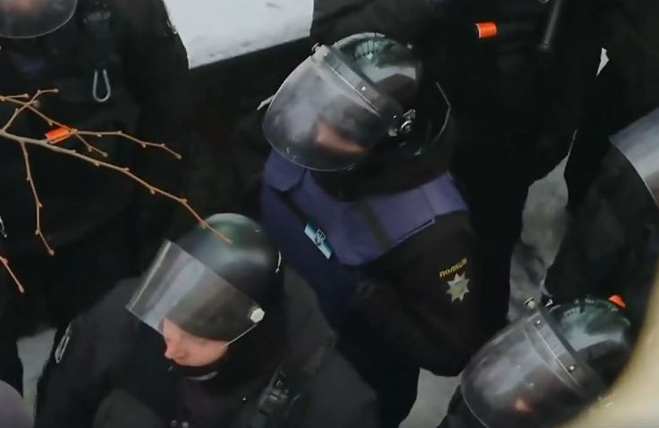 Дело Труханова: возле Соломенского райсуда ранили полицейского