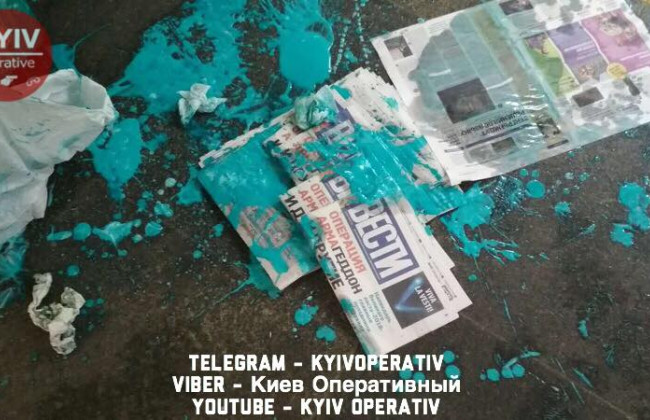Киевлян возмутил неизвестный, который облил краской девушку в метро
