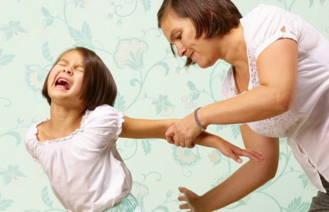 Душила и била: 10-летний мальчик вызвал копов, чтобы остановить озверевшую мать