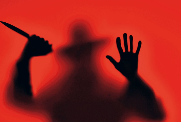 В столице неизвестный набросился с ножом на двух прохожих