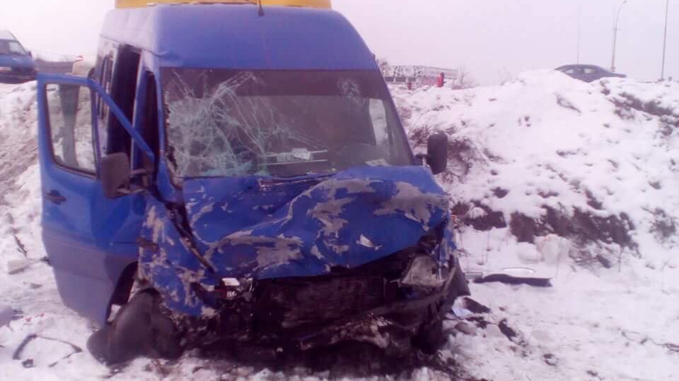 Смертельное ДТП под Киевом: микроавтобус с детьми попал в аварию