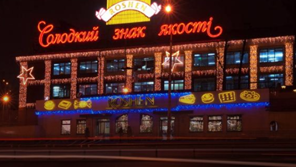 Подбежал, облил бензином и поджег: магазин Roshen горел в Киеве