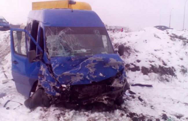 Смертельное ДТП под Киевом: микроавтобус с детьми попал в аварию