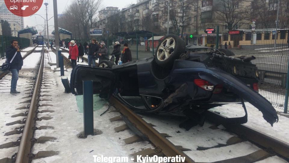 В Киеве две машины вылетели на трамвайные пути, опубликованы фото
