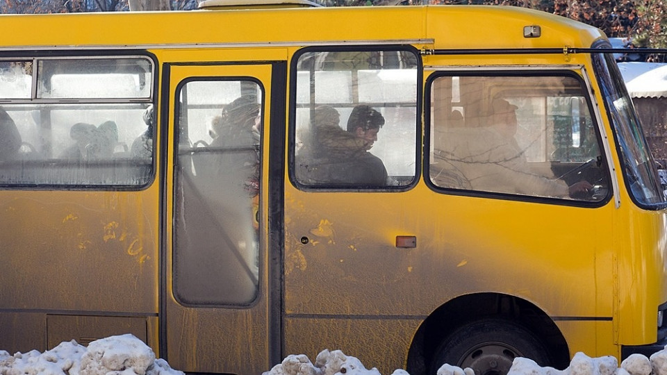 Украинцев возмутил водитель, который вытолкал девушек льготников из маршрутки на мороз