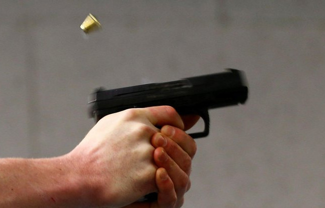 Мужчина из многоэтажки открыл стрельбу по людям