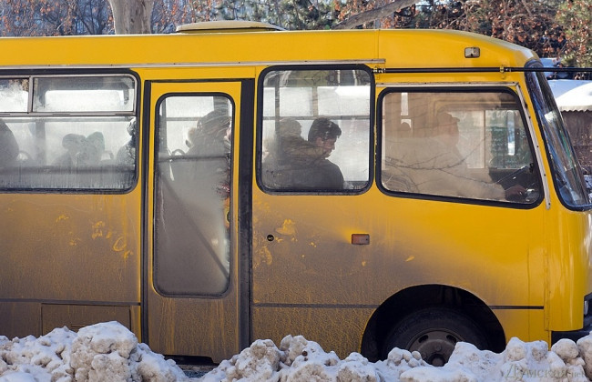 Украинцев возмутил водитель, который вытолкал девушек льготников из маршрутки на мороз
