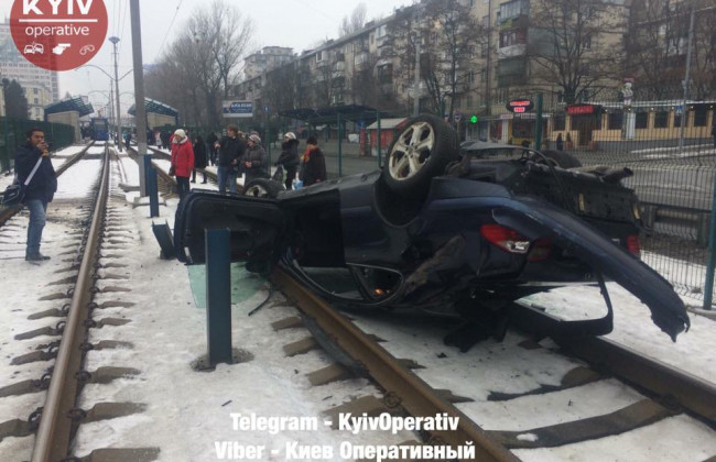В Киеве две машины вылетели на трамвайные пути, опубликованы фото