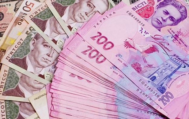 Выдают даже в банкоматах: Украину заполонили фальшивые деньги