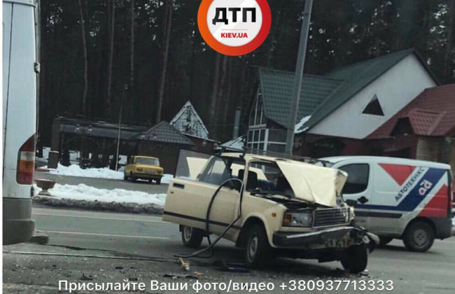 Тройное ДТП под Киевом: автомобиль раздавило почти всмятку