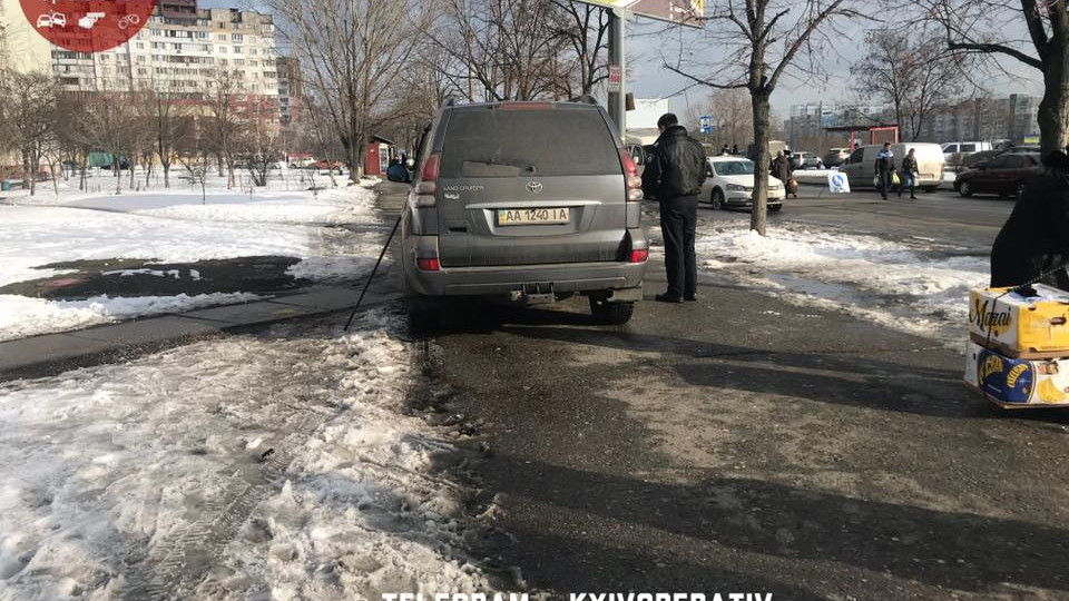 Киевляне возмущены: вооруженный «автохам» устроил драку с прохожими