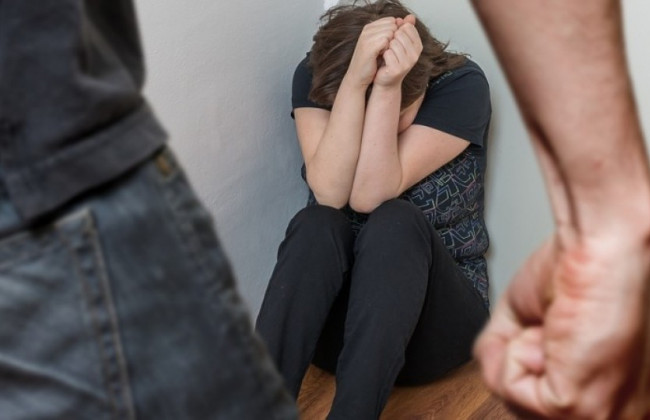 Все время бил и держал в неволе: украинцев поразили издевательства над женщиной