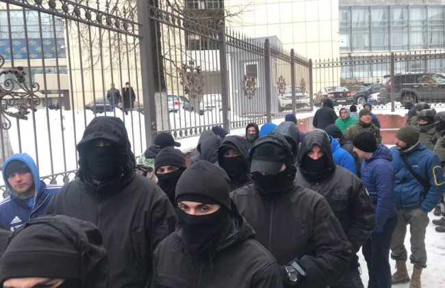 Шевченковский суд аргументировал решение отпустить подозреваемого в ранении полицейского