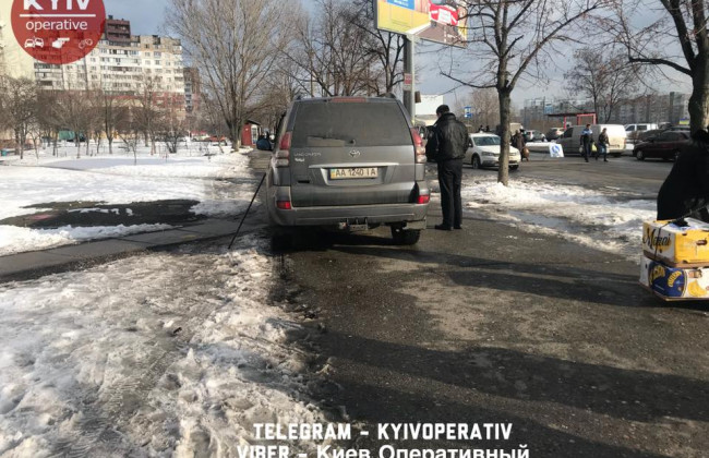 Киевляне возмущены: вооруженный «автохам» устроил драку с прохожими