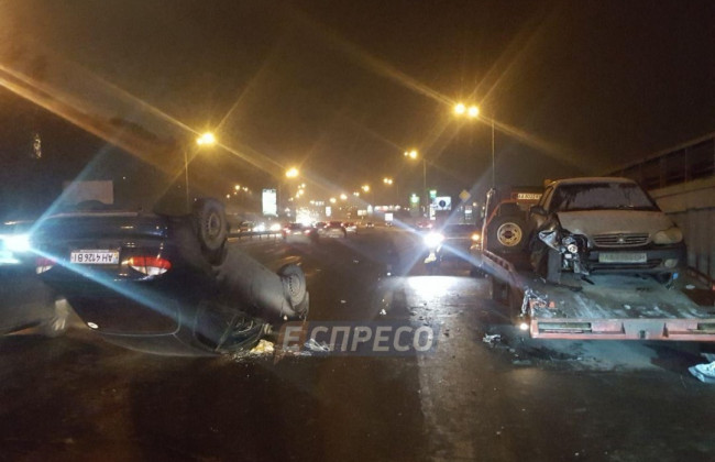 ДТП в Киеве: водитель не заметил припаркованного эвакуатора