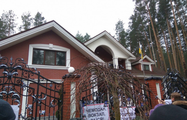 Под домом Луценко соратники Саакашвили собрали пикет