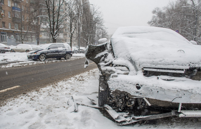 ДТП в Киеве: из-за непогоды столкнулись две иномарки, есть пострадавшие