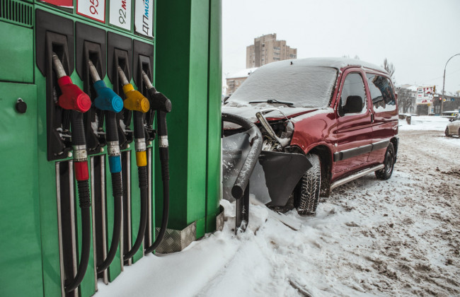 Пьяный водитель на скорости протаранил АЗС в Киеве: есть подробности