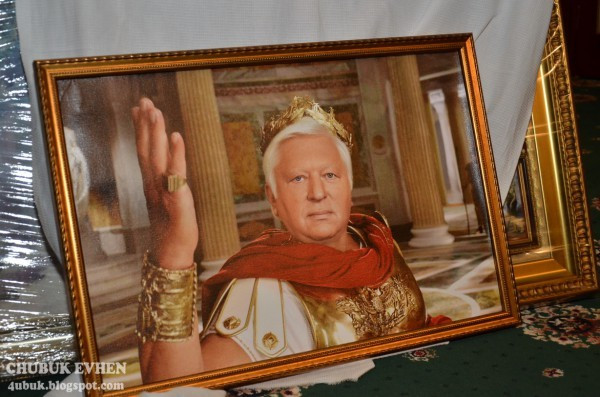 Вынесли все: журналисты показали разграбленный особняк Пшонки