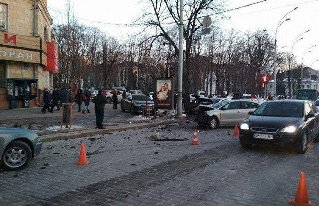 Масштабное ДТП в Харькове: разбиты четыре иномарки