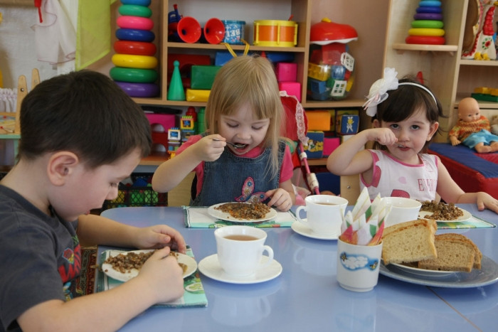 Кусочек селедки и батон: питание в одном из детсадов поставило киевлян «на уши»