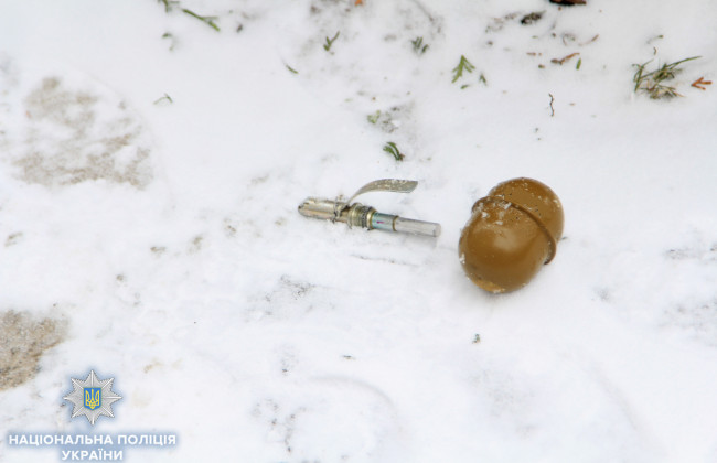 В Ровно возле школы обнаружили гранату