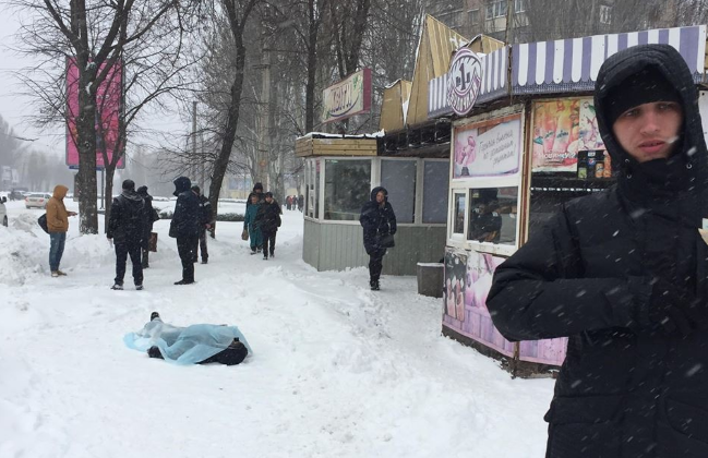 В Кривом Роге на остановке нашли труп мужчины