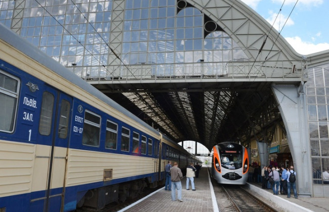 Укрзализныця станет полноценно кормить в поездах