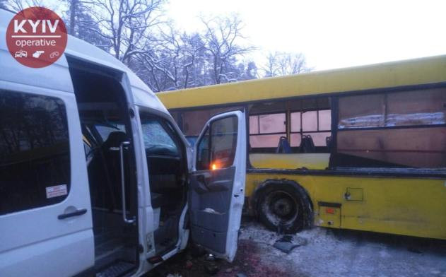Под Киевом маршрутка влетела в автобус, есть пострадавшие