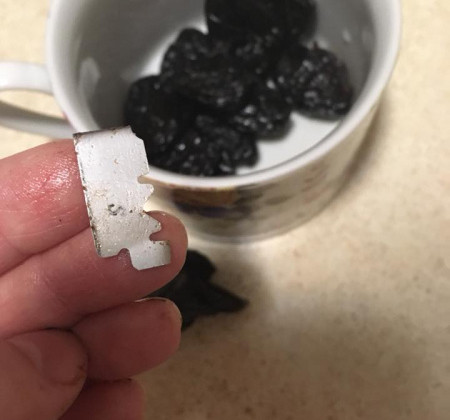 Жители столицы ошеломлены: чернослив с лезвием продавали под Киевом