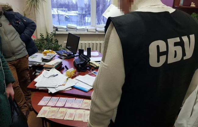 Глава госпредприятия погорел на взятке, опубликованы фото