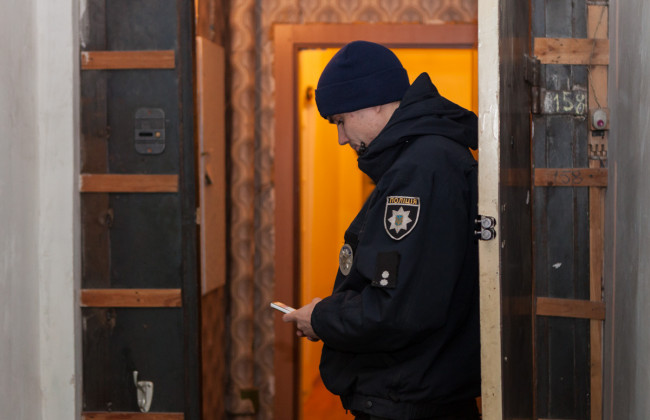 Мужчина жестоко убил тещу на глазах у своего ребенка