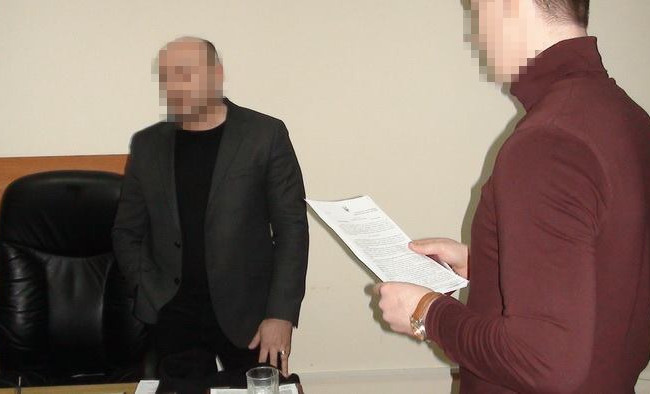 Четверть миллиона гривен за «закрытие глаз»: СБУ вручила подозрение налоговику