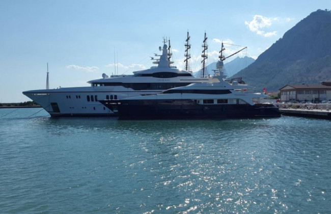 Роскошный отдых, дорогой отель на море и элитные машины: что «забыл» задекларировать известный коп