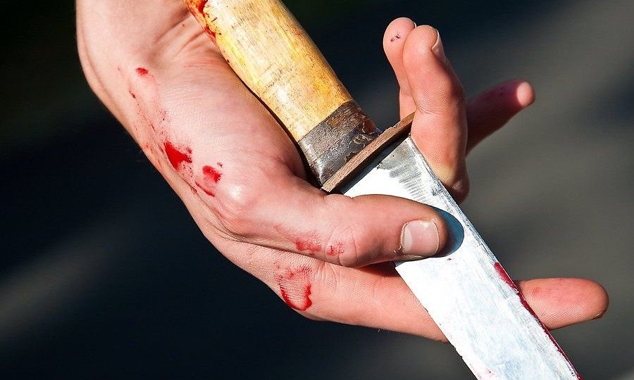 Ударили ножом и оставили истекать кровью: в хостеле напали на мужчину