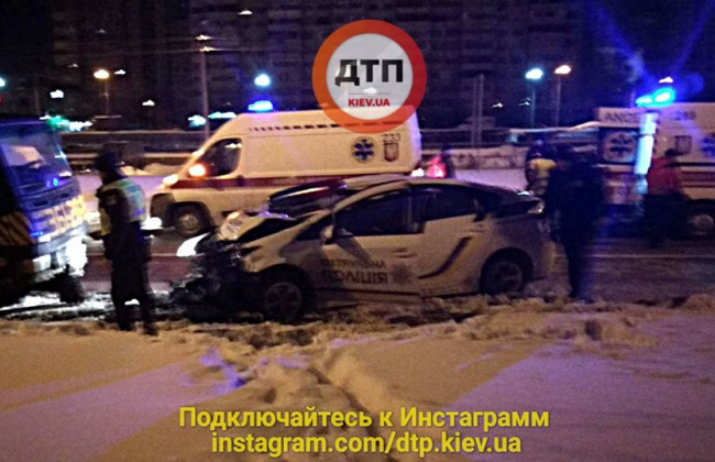 В Киеве копы въехали в эвакуатор, есть пострадавшие