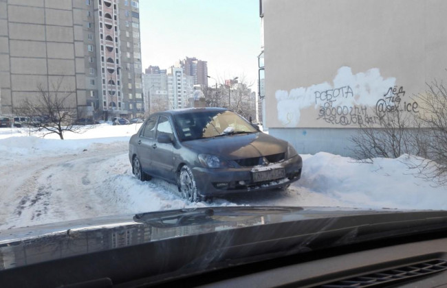 Коробка со снегом на крыше: киевляне жестоко проучили «героя парковки»