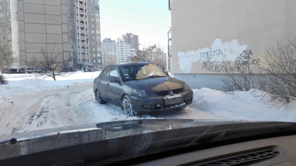 Коробка со снегом на крыше: киевляне жестоко проучили «героя парковки»