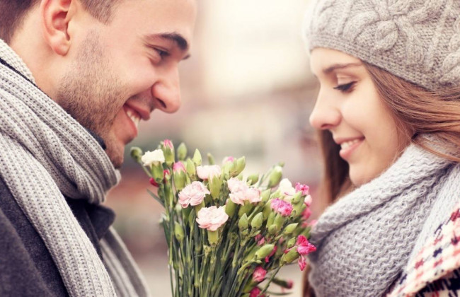 Цветы, еда и бижутерия: во сколько мужчинам обойдется женский праздник