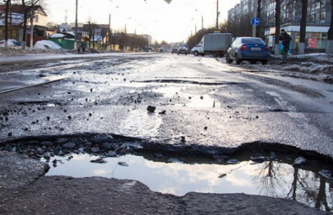 Ущерб автомобиля от разбитых дорог: кто возьмет на себя ответственность