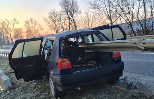 Ужасная авария под Львовом: автомобиль насквозь проткнул отбойник