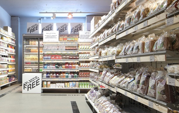 В Амстердаме открылся первый в мире магазин с отделом без пластика