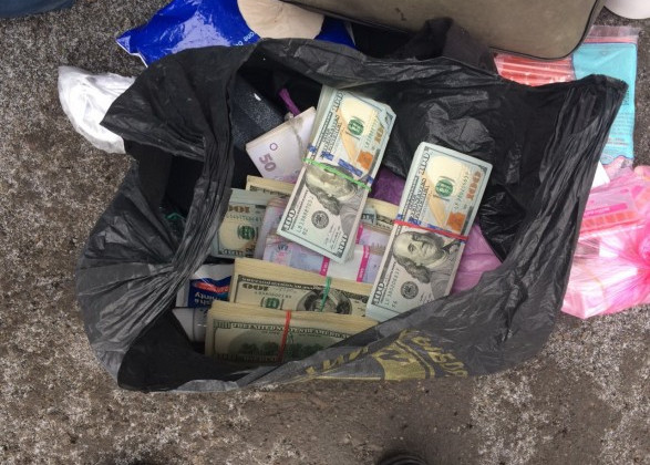 На оккупированную территорию пытались ввезти огромную сумму денег и медикаменты
