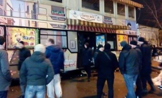 В Киеве толпа титушек устроила мародерский набег