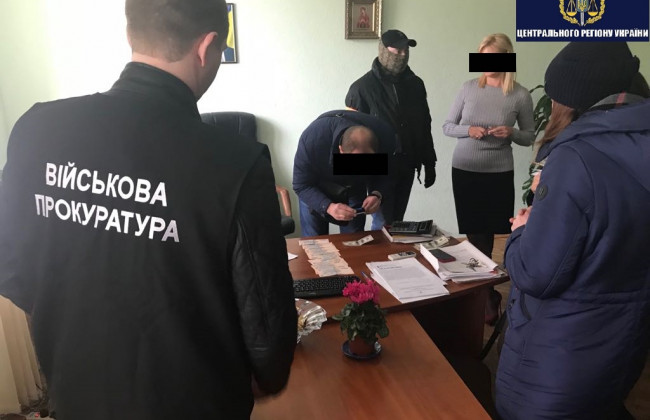 Справка об отсутствии долгов по налогам: в Киеве задержали фискала