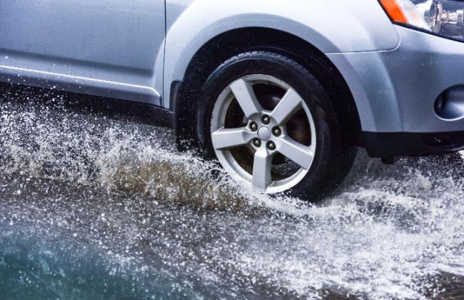 В Киеве возникшее на дороге «озеро» парализовало движение