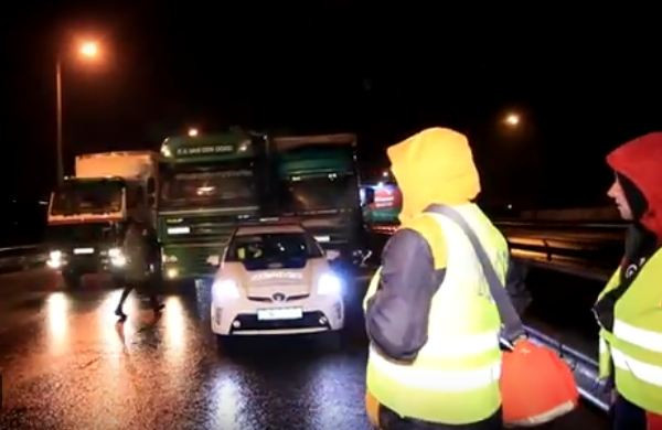 ДТП в Киеве: две фуры заблокировали движение на мосту