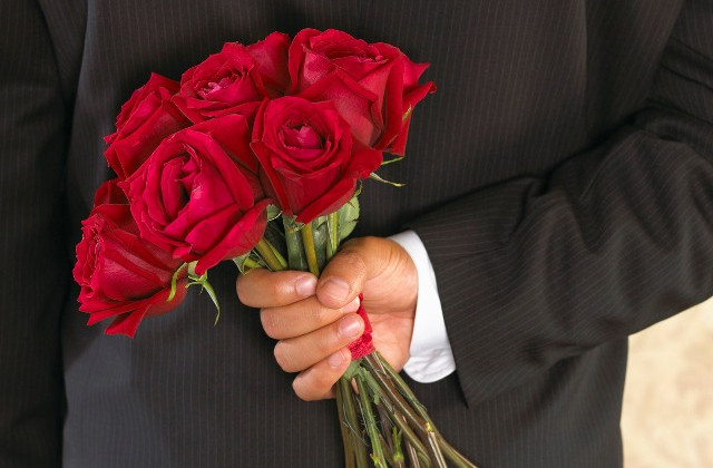 Парфюмерия и секретные пакеты: жены нардепов рассказали о подарках от мужей