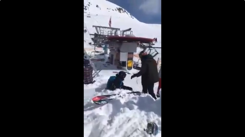 Авария на горнолыжном курорте в Грузии: людям пришлось спрыгивать с подъемника