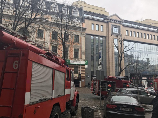 Масштабный пожар в Киеве: многоэтажку тушили более часа